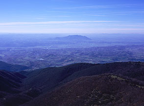 La sagoma solitaria del Monte Soratte si erge come una chiglia di nave sulla Sabina (vista dalla cima di Monte di Macchia Gelata).