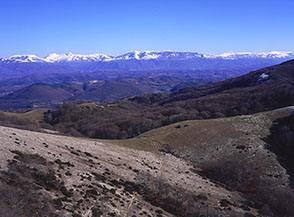 La Sella di Monte di Macchia Gelata, all&rsquo;orizzonte il Gran Sasso e i Monti del Cicolano.