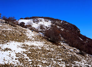 Lungo la Cresta Sud-Ovest del Monte Altuino inzuccherata di neve.