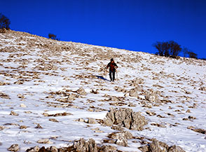 In discesa sul panoramico crestone Sud-Ovest del Monte delle Pianezze.