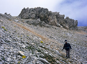 La traccia di ghiaia fine su cui si scende rapidamente i ghiaioni della parte alta della Rava Giumenta Bianca.
