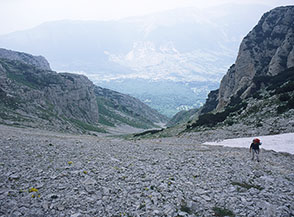 L&rsquo;ampio canalone detritico con cui termina la Rava del Ferro.