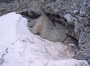 Una grossa voragine (dolina crollata) sull&rsquo;Altopiano di Pesco Falcone, dove si accumolano molti metri di neve.