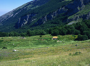 L&rsquo;amena conca prativa della Fonte della Chiesa alla Majella.