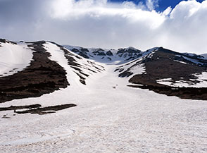 Il pi&ugrave; diretto canalone alla cima del Monte Amaro, l&rsquo;imponente Rava della Giumenta Bianca.