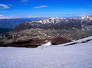 Dalla Rava della Giumenta Bianca uno sguardo su Passo San Leonardo ed i Monti del Morrone.