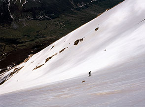 Scialpinista dentro la Rava della Giumenta Bianca, nella dura salita per la cima di Monte Amaro.