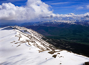 Dalla vetta del Monte Amaro vista sulla cresta al margine della Valle di Femmina Morta.