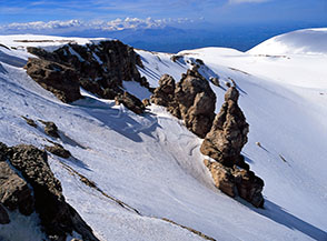 Pinnacoli di roccia sui ripidi fianchi del circo glaciale a nord del Monte Amaro.