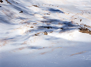 Il Rifugio Manzini, al centro della conca del circo glaciale a nord di Monte Amaro.
