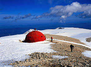 La cupola geodetica del Bivacco Pelino, a pochi metri dalla vetta del Monte Amaro.