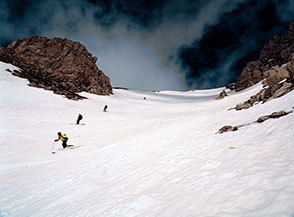 Scialpinisti in discesa lungo la Rava della Giumenta Bianca.