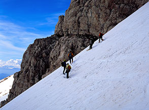 Gruppo di scialpinisti all&rsquo;uscita del Canalino Centrale alla Rava della Giumenta Bianca.