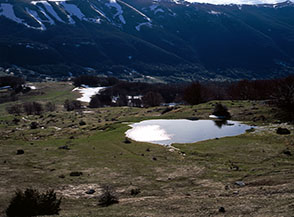 Il laghetto sui prati di Colle della Croce, sopra Passo San Leonardo.