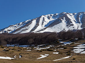 Alla partenza dai prati di Fonte Fredda vista verso la Rava della Giumenta Bianca (al centro).