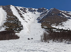 Ai piedi della maestosa Rava della Giumenta Bianca in un &ldquo;affollata&ldquo; giornata di primavera.