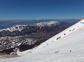 Affaccio sul lungo scivolo nevoso della Rava della Giumenta Bianca con la piccola catena del Morrone sullo sfondo.
