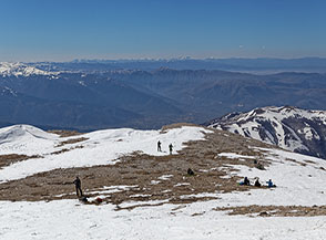Il panoramico colle su cui si esce dalla Rava della Giumenta Bianca prima di raggiungere la cima del Monte Amaro.