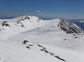 Affaccio sulla valle carsica di Femmina Morta ammantata di bianco, sullo sfondo il Monte Macellaro.
