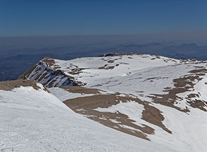 Vista sul desolato e vasto Piano Amaro, delimitato sulla sx da Cima dell&rsquo;Altare.