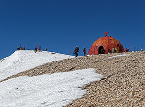 Il Bivacco Pelino e la cima di Monte Amaro.