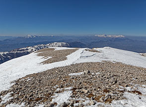 Panorama verso nord-ovest dalla cima di Monte Amaro, all&rsquo;orizzonte s&rsquo;intravedono le catene del Sirente-Velino e del Gran Sasso.