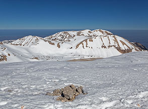 Dal Monte Amaro vista verso verso nord-est sui monti (da sx): Rotondo, Pomilio, Acquaviva e Sant&rsquo;Angelo.