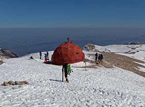 La caratteristica cupola geodetica rossa del Bivacco Pelino in cima al Monte Amaro.