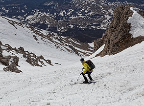 Su firm primaverile verso la strettoia del canale centrale alla Rava della Giumenta Bianca.