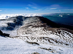 La Valle di Femmina Morta &ldquo;zebrata&rdquo; dalla prima neve (ripresa da Monte Amaro).