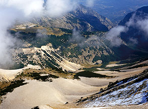 Un provvidenziale squarcio fra le nuvole scopre la Valle di Macchia Lunga.