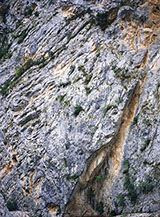 Costa della Liscia nel Vallone di Santo Spirito, particolare sulle imponenti stratificazioni rocciose.