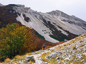 Nella Valle di Macchia Lunga, sullo sfondo la cresta di Cima dell&rsquo;Altare.