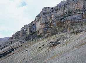 All&rsquo;inizio della Valle Cannella i contrafforti rocciosi di Cima dell&rsquo;Altare.