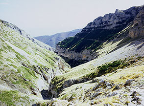 La Valle delle Mandrelle nella sua parte pi&ugrave; scenografica, quando il fosso si approfondisce formando un bellissimo canyon.