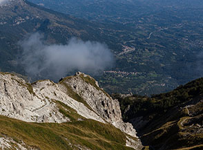 Vista a valle verso Fano a Corno all&rsquo;inizio della Cresta Est del Monte Aquila.