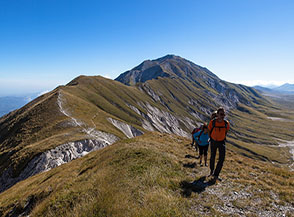 Sul filo della Cresta Est del Monte Aquila con vista sulla dorsale orientale del Gran Sasso.