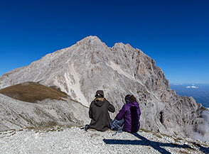 &ldquo;Una pausa per due&ldquo; (in cima al Monte Aquila con vista sul Corno Grande).