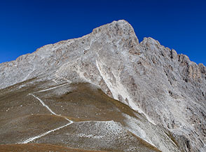 L&rsquo;ampia e prativa Sella del Corno Grande ai piedi della Vetta Occidentale (sullo sfondo).