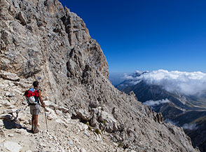 Sullo spettacolare traverso verso il tratto attrezzato per il Bivacco Bafile.