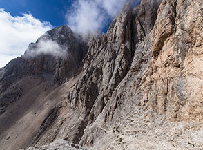 Il versante sud-orientale del Corno Grande traversato dal sentiero alpinistico per il Bivacco Bafile.