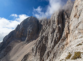 Panoramica sul magnifico versante sud-orientale del Corno Grande con la Grande Comba illuminata dal Sole.