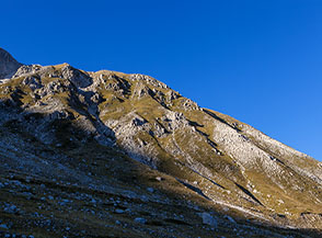 Si allungano le ombre con gli ultimi raggi di Sole (Cresta Est di Monte Aquila).
