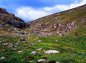 All&rsquo;uscita dell&rsquo;unica strozzatura rocciosa della prativa e dolce Valle di Montagna Grande.
