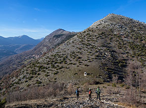 In ripida discesa verso la sella ai piedi del Monte Girfalco, dove si trova l&rsquo;edicola votiva della Cona di Pagliara.