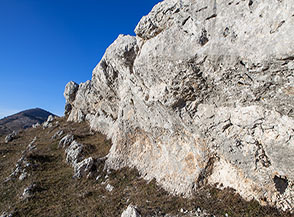 Una caratteristica formazione rocciosa che s&rsquo;incontra nel tratto iniziale sul filo della Cresta Sud-Est dell&rsquo;Arunzo.