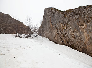 La caratteristica lama di roccia che s&rsquo;incontra alla strozzatura del primo canale del versante occidentale del Monte Argetella.