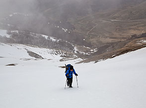 La nebbia si dirada e lascia intravedere a valle il Piano San Lorenzo (Versante Ovest del Monte Argentella).