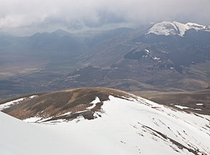 Colle Abieri, mentre sullo sfondo s&rsquo;intravede appena Castelluccio di Norcia.