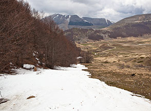 L&rsquo;ultima lingua di neve che ci accompagna verso Piano San Lorenzo.